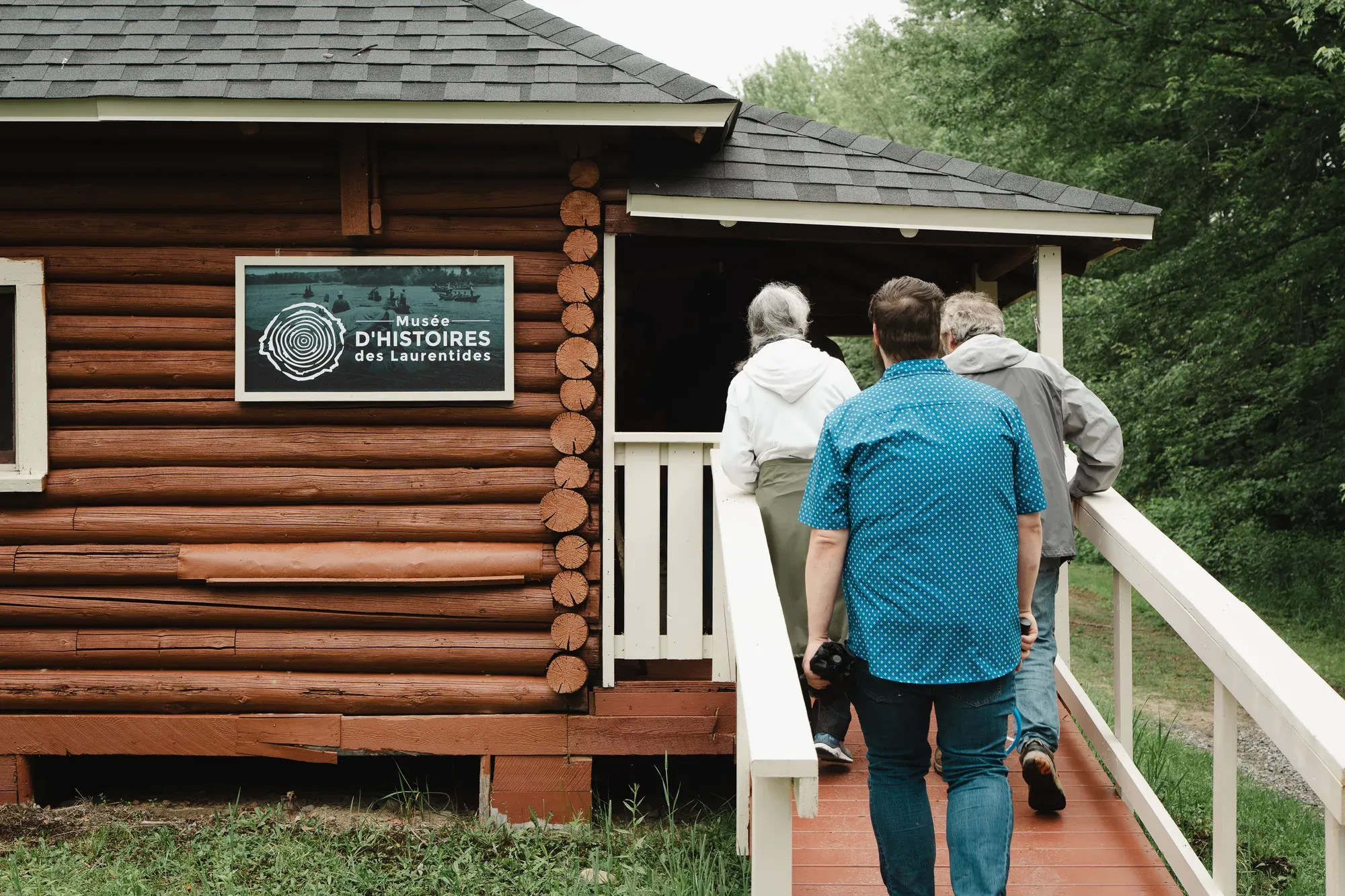 Les visiteurs arrivent au pavillon par la passerelle