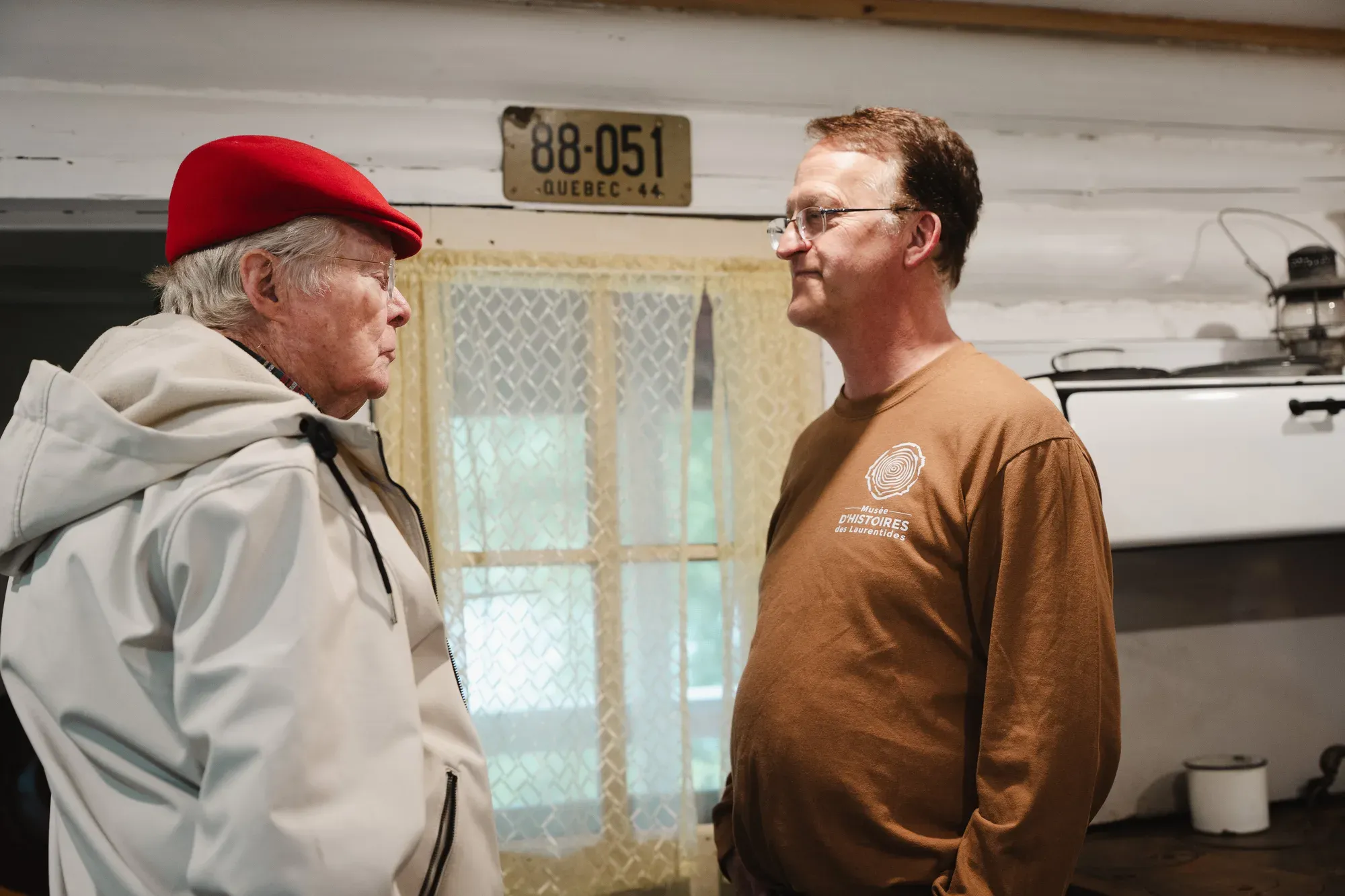 Conversation entre visiteurs le jour de l'ouverture