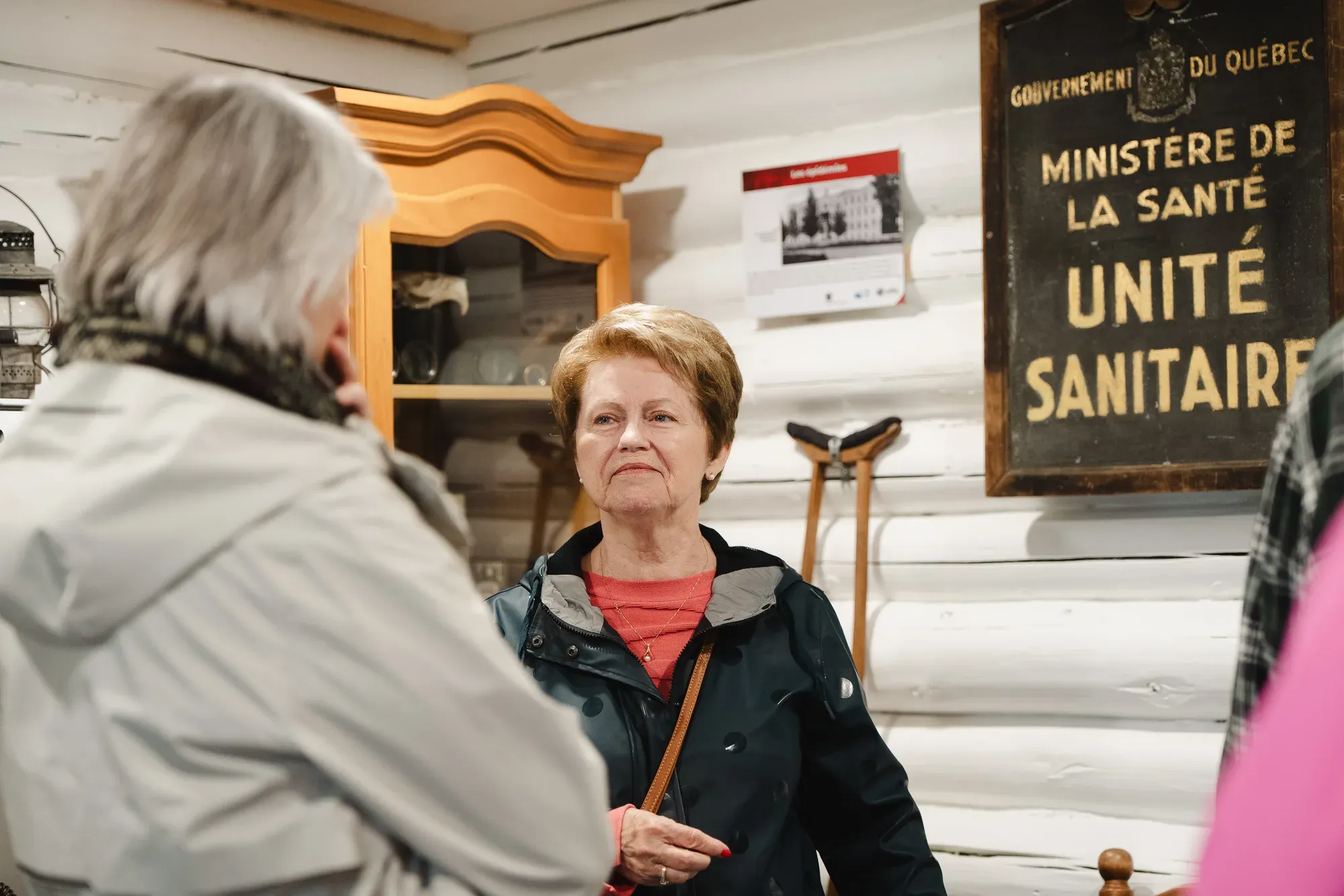 Échanges devant l'enseigne de l'unité sanitaire