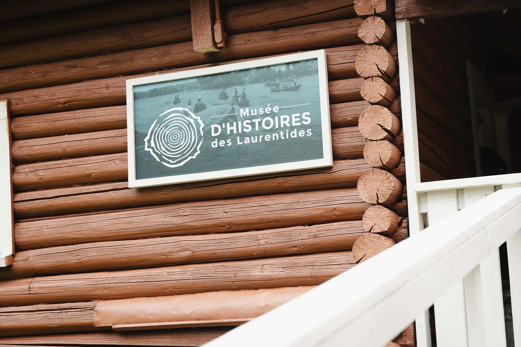 L'enseigne du Musée d'histoires des Laurentides sur le pavillon