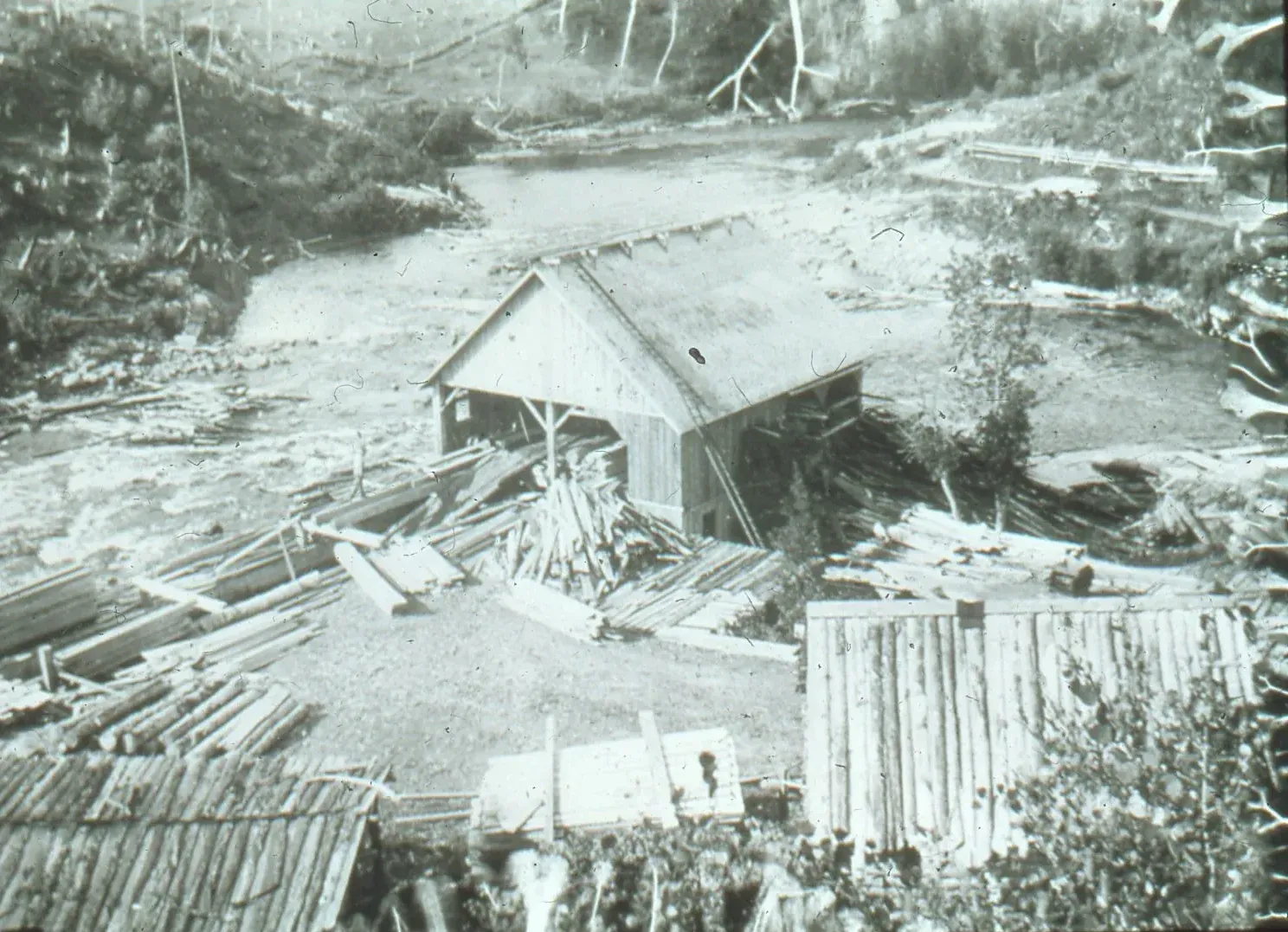 Moulin à scie Dufort sur la rivière Kiamika, vers le début du 20e siècle.