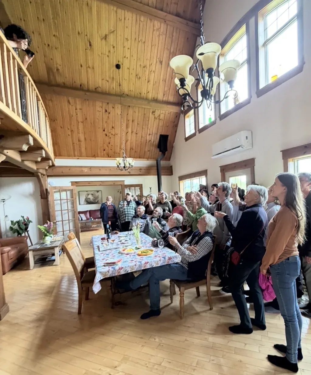 La foule de l'ouverture dans le pavillon d'accueil
