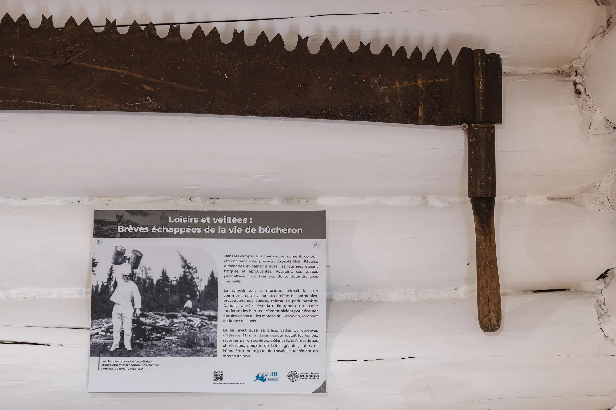 Le godendart et le panneau sur les loisirs des bûcherons