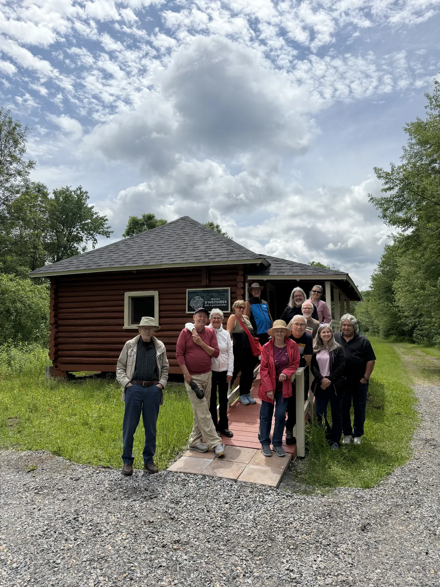 Le groupe de l'ouverture officielle devant le pavillon
