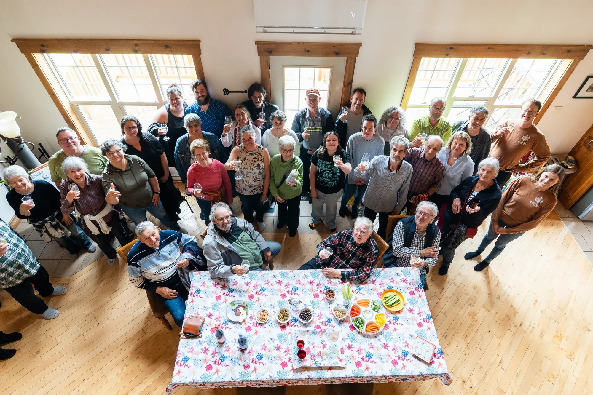 Les invités de l'ouverture réunis dans la salle communautaire