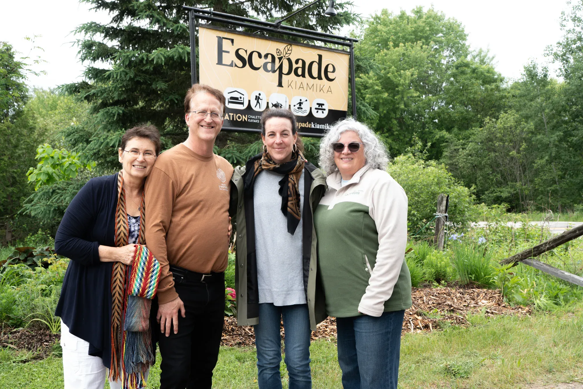 Des invités devant l'enseigne d'Escapade Kiamika