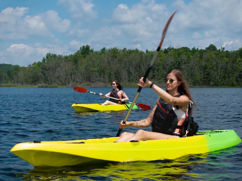 En kayak sur le lac, vers le repère de Tomkin