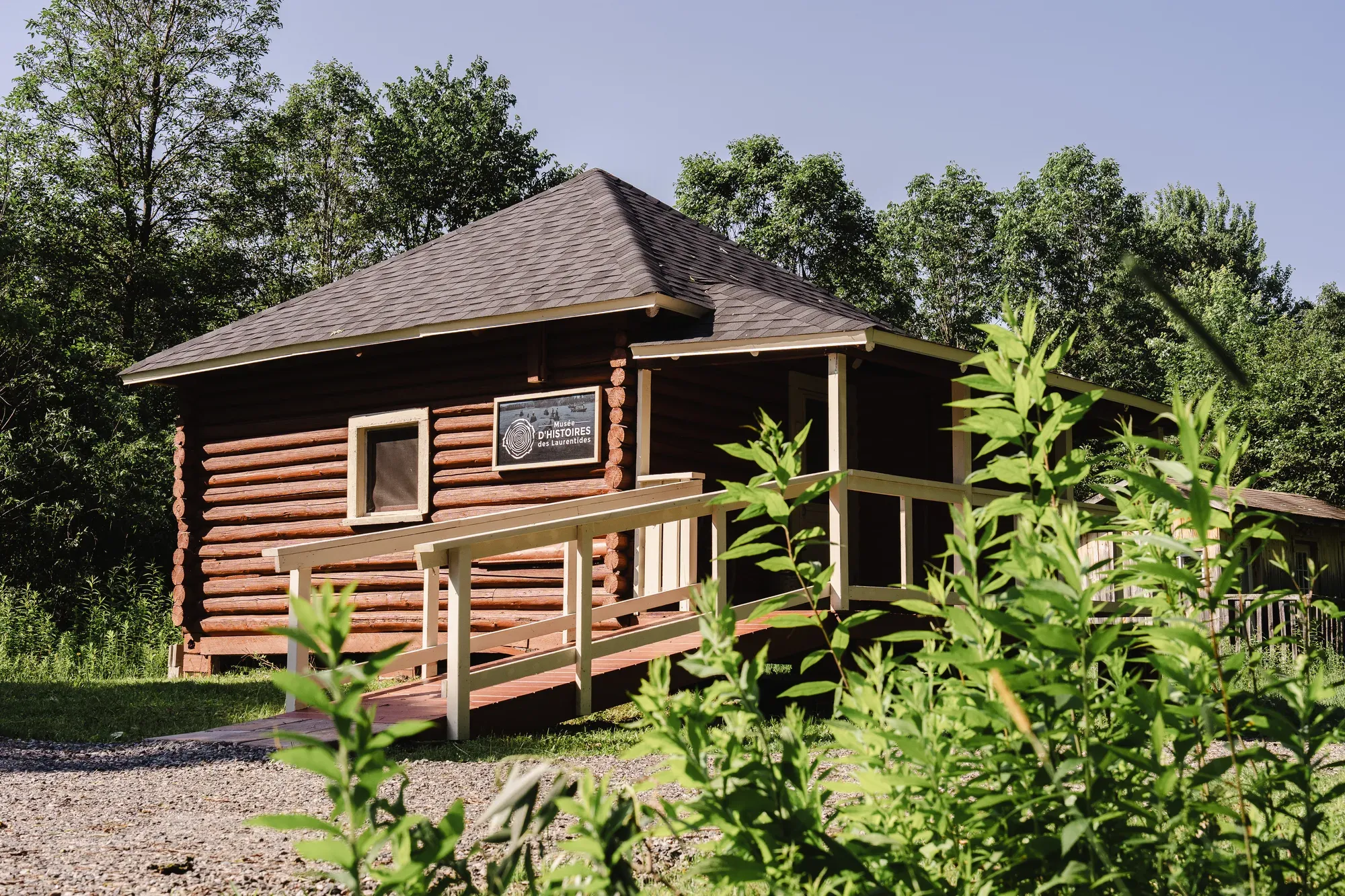 Le pavillon en bois rond du musée sous le ciel d'été