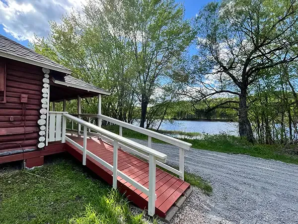 Le pavillon en bois rond, côté lac