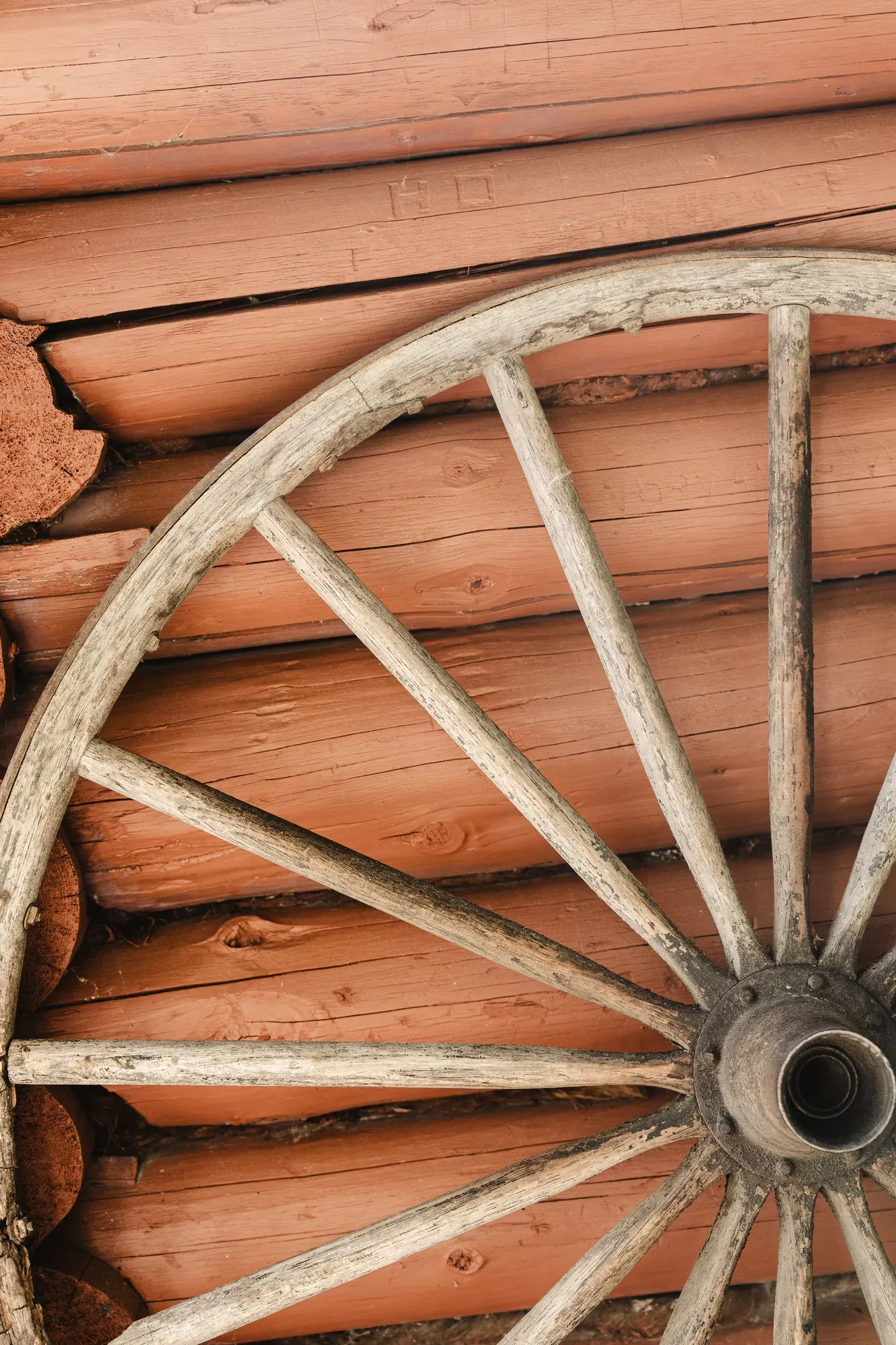 Roue de charrette en bois sous le préau