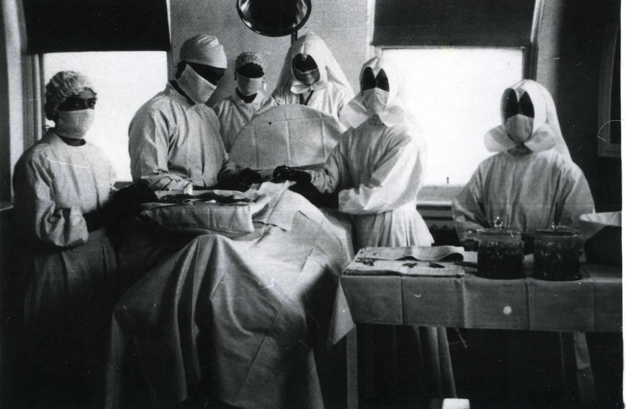 À la salle d'opération de l'hospice Sainte-Anne de Mont-Laurier, le Dr Gustave Roy et le personnel médical. Vers 1940.