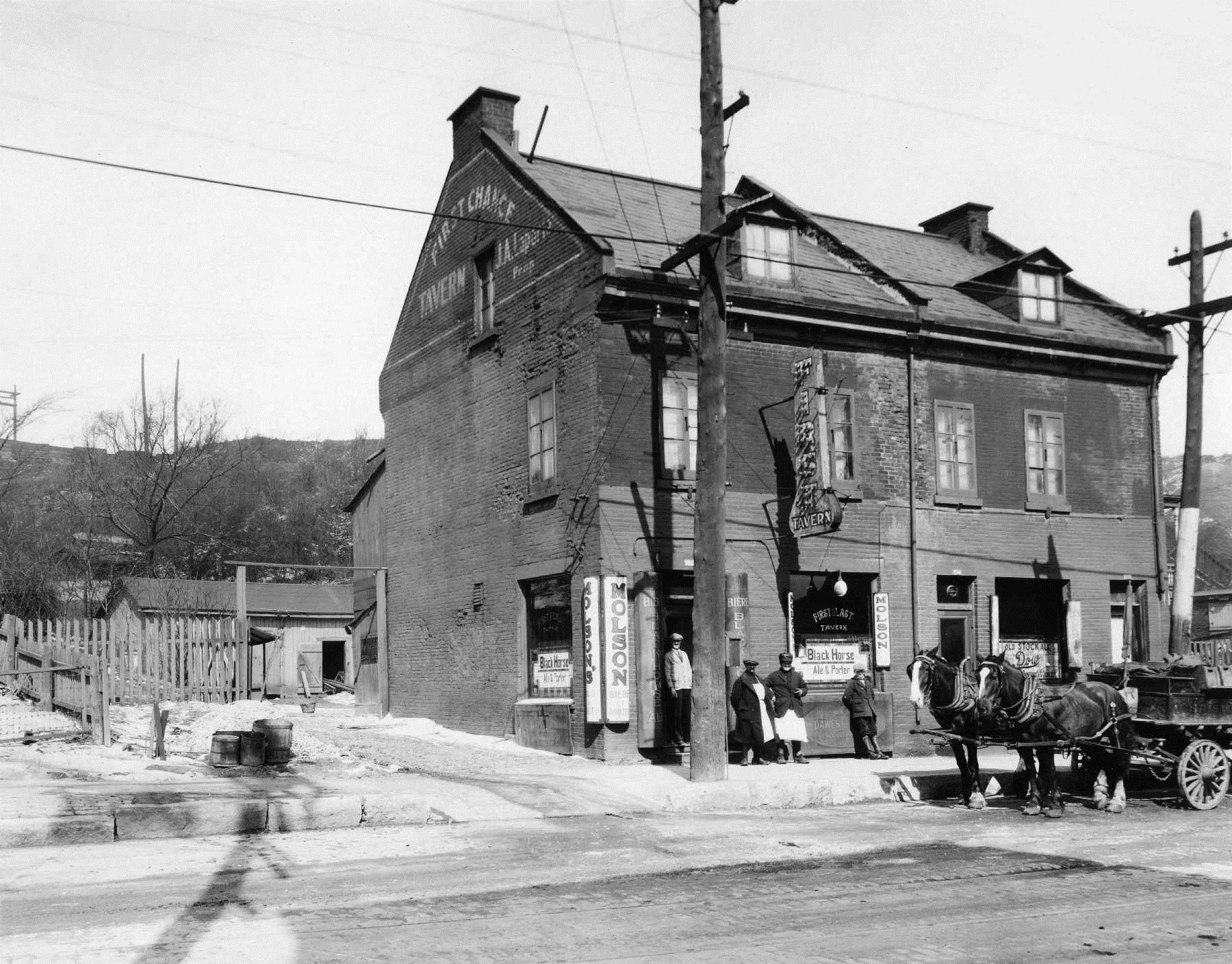 Taverne J. A. Laporte, 1928, Montréal. Domaine public.