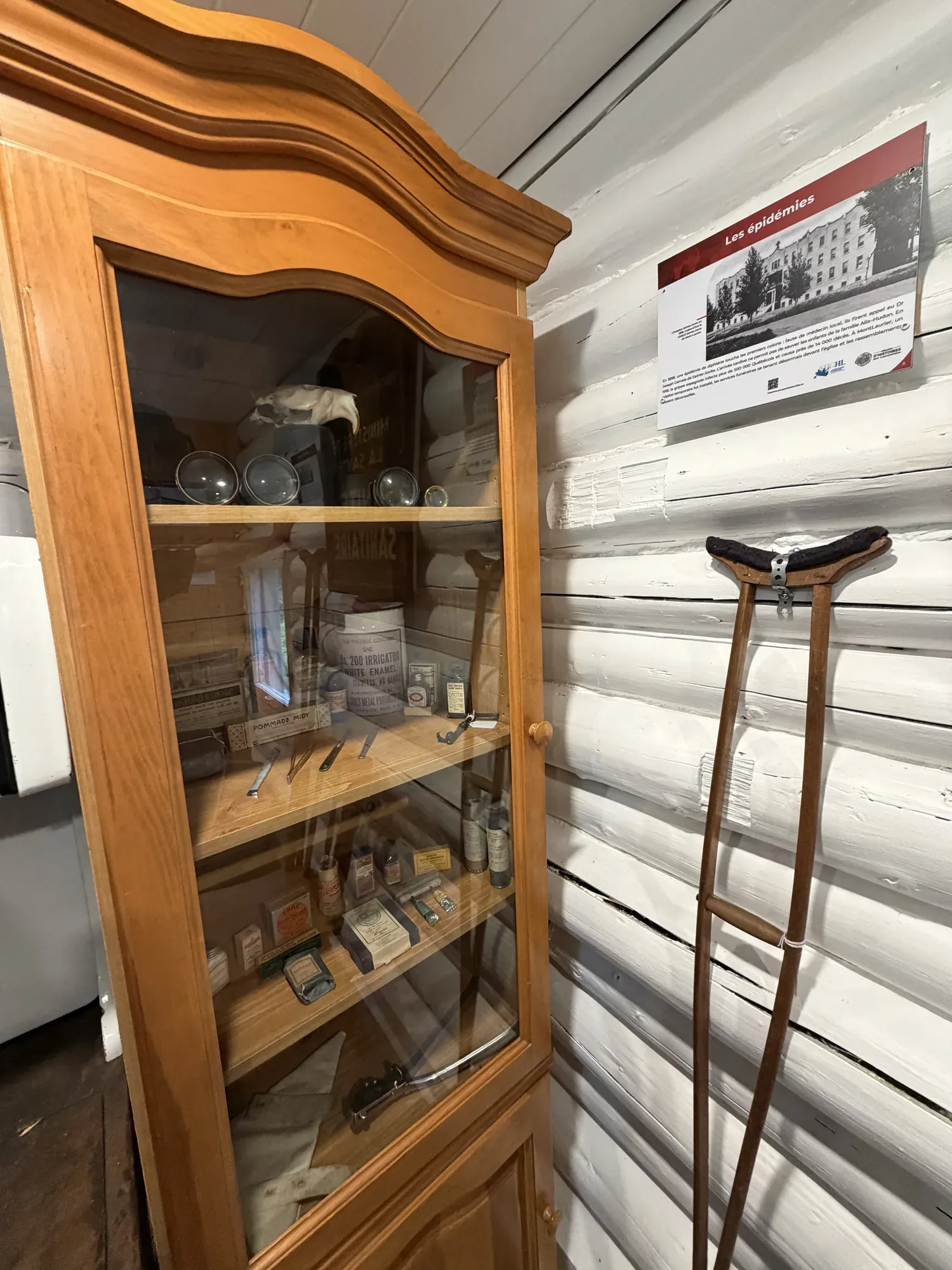 La vitrine des instruments et remèdes d'époque