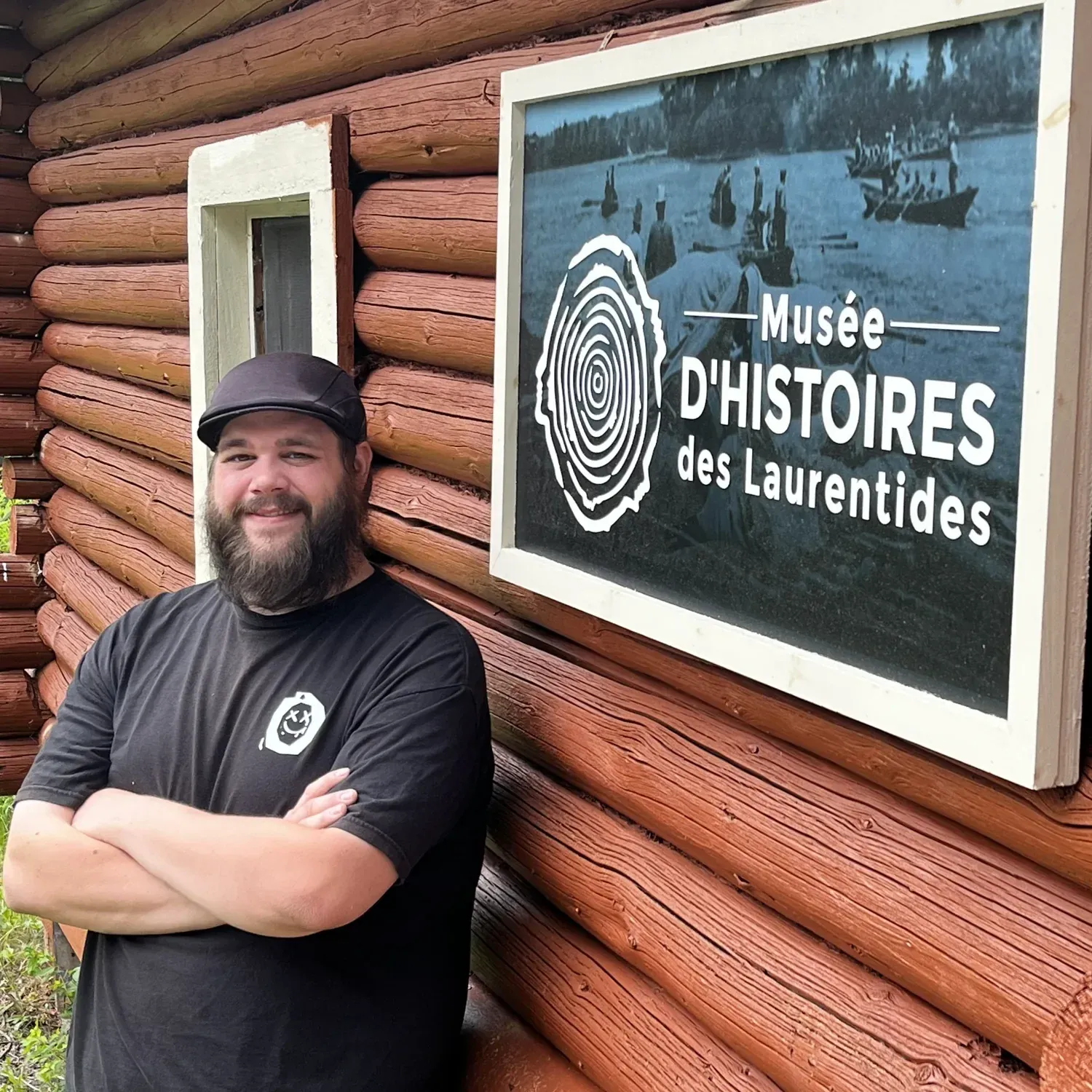 Yohan Desmarais devant l'enseigne du Musée d'histoires des Laurentides