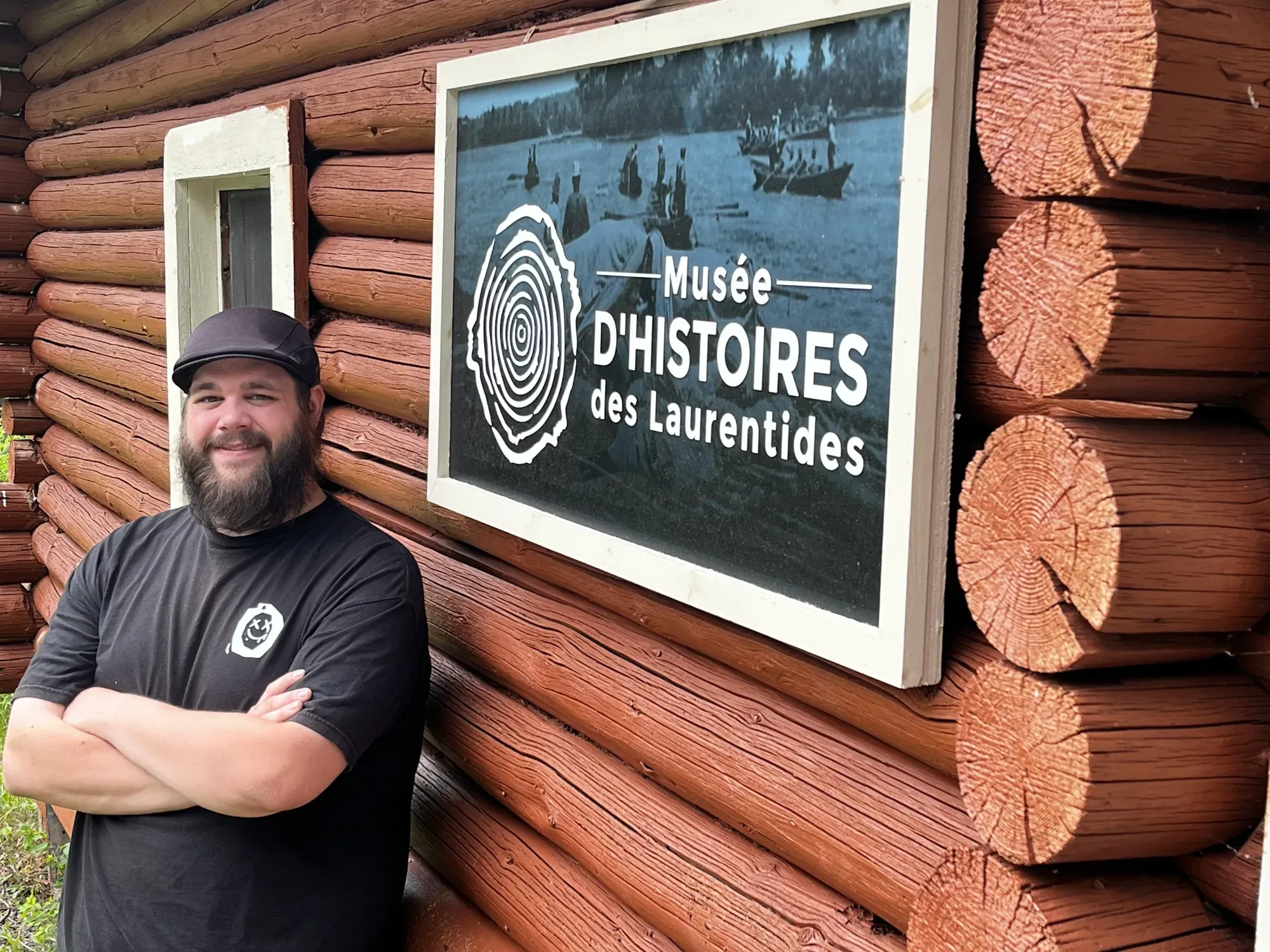 Yohan Desmarais devant l'enseigne du Musée d'histoires des Laurentides